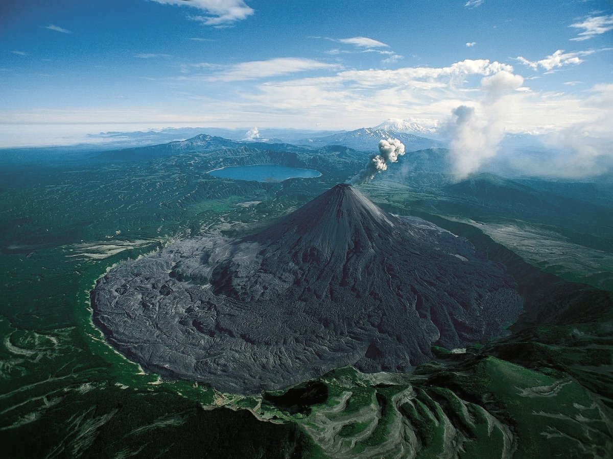 القرطالة أكبر بركان نشط بالعالم